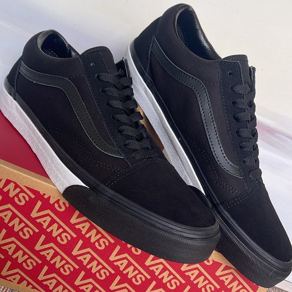 Vans Men’s Old Skool
(Mono Bumper) Black/True
VN0A38G1Q9C
Sneakers - Picture 8 of 16